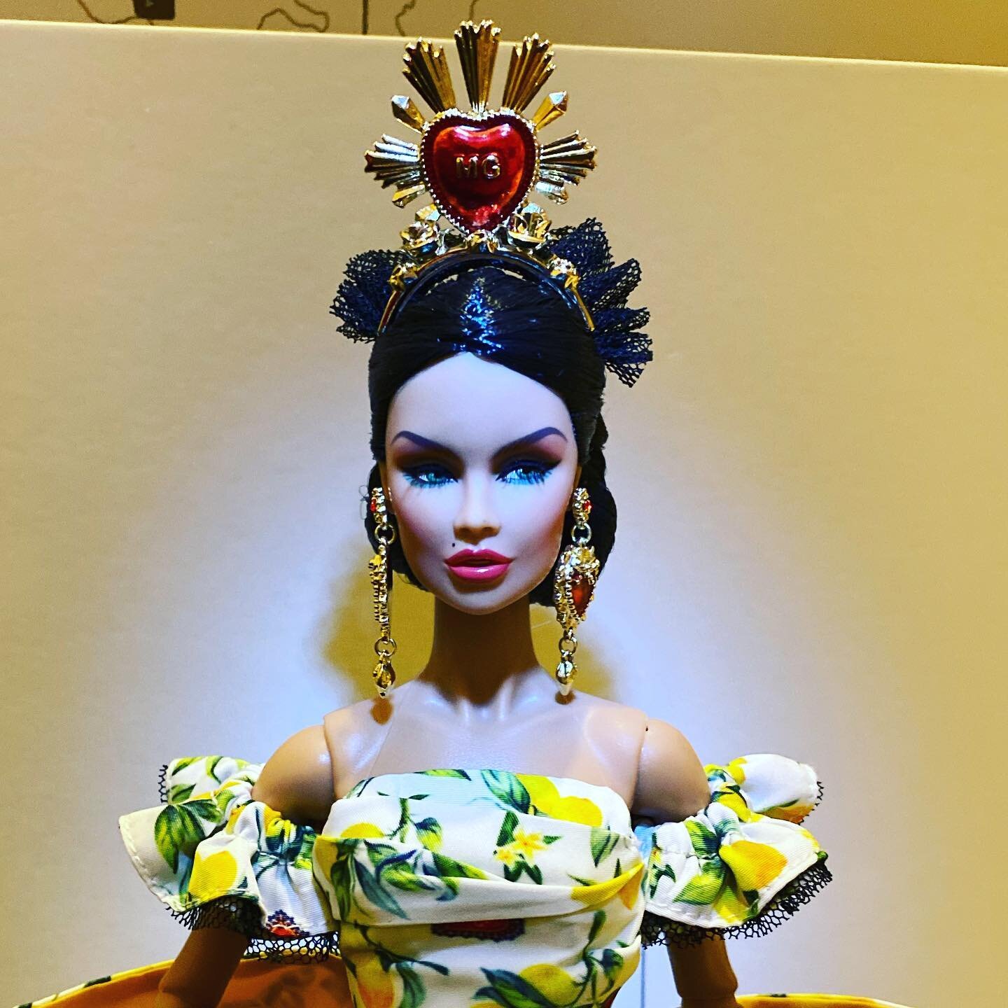 A taste of summer in the winter&hellip; Summer In Taormina Vanessa Perrin, a collaboration between @magia2000 and @integrity_toys #magia2000 #integritytoys #vanessaperrin #summerintaormina #fashionroyalty #fashiondoll #fashiondolls #doll #dolls #doll